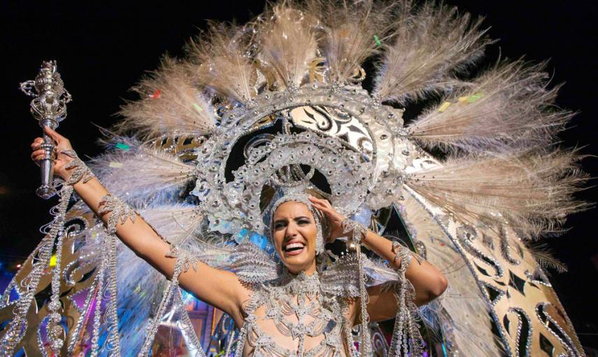 Arantzazu Estevez, vestida con un traje llamado 'la princesa de las mil rosas', ha sido elegida reina del Carnaval en Las Palmas. REUTERS