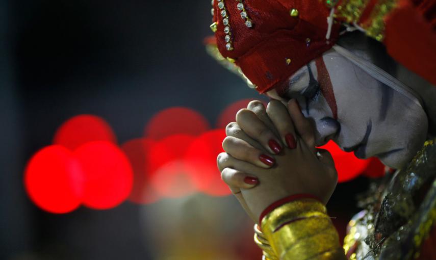 Un miembro de la escuela de samba Unidos de Bangu se concentra antes de salir a desfilar en el Carnaval de Río de Janeiro. REUTERS