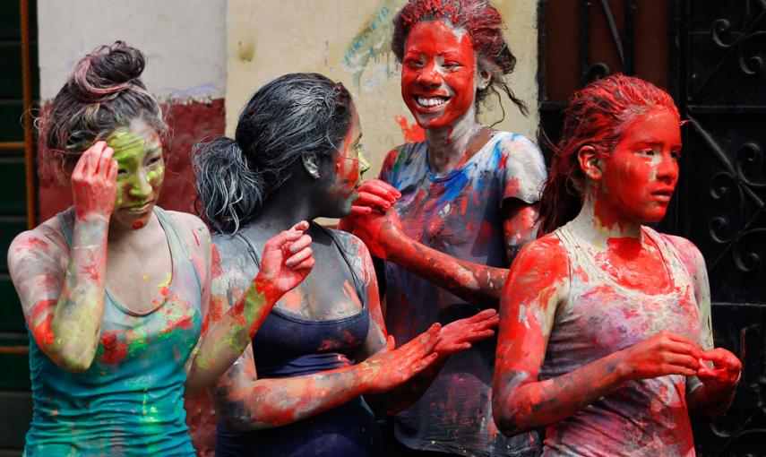 Varias niñas cubiertas de pintura durante las celebraciones callejeras en el Carnaval de Lima. REUTERS