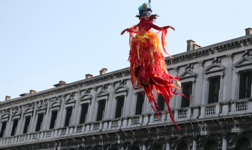 El tradicional descenso del ángel, durante el Carnaval de Venecia. REUTERS