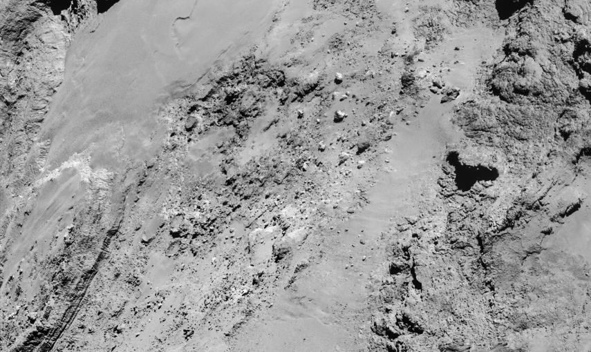 Con mayor detalle que nunca se observa la superficie del cometa Churyumov–Gerasimenko en una imagen tomada desde una altura de 8,9 kilómetros el 14 de febrero a las 15.15 (hora peninsular) durante el vuelo de máxima aproximación de la nave Rosetta. La dis