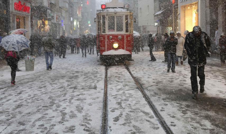Viandantes caminan por Istiklal, principal calle de Estambul completamente nevada./REUTERS-Murad Sezer