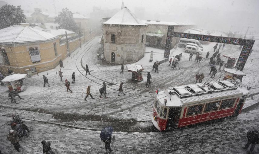 Los habitantes de Estambul pasean por la calle Istiklal, vía principal del centro de la ciudad./REUTERS-Murad Sezer