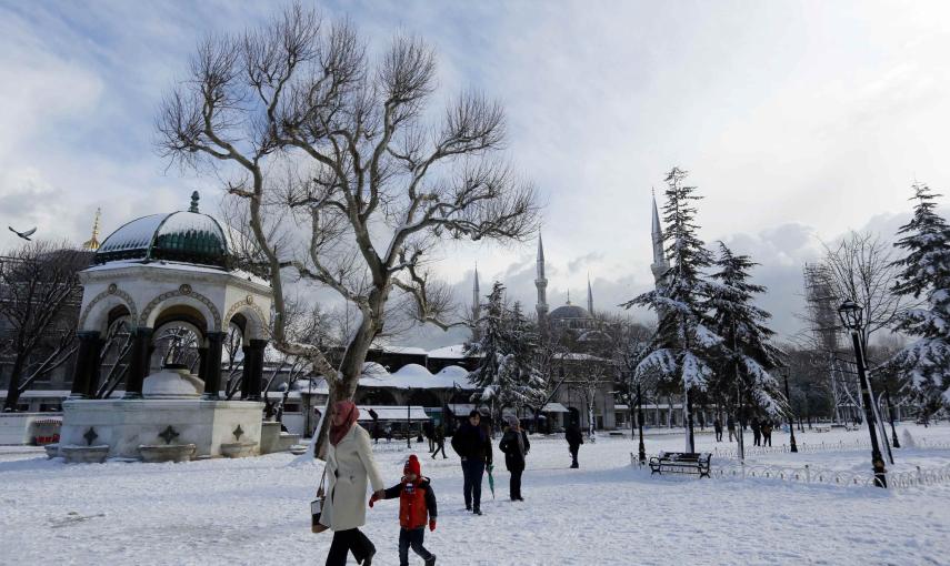 Turistas en la nevada Plaza de la Mezquita (Sultanahmet ) en la ciudad vieja de Estambul./ REUTERS-Murad Sezer