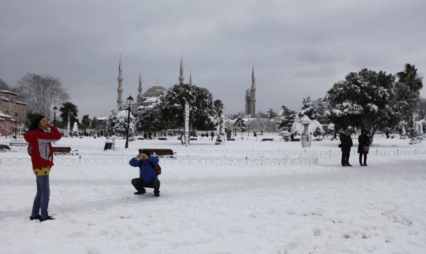Unos turistas toman una foto en la Plaza Sultanahmet  junto a la Mezquita Azul. REUTERS-Osman Orsal