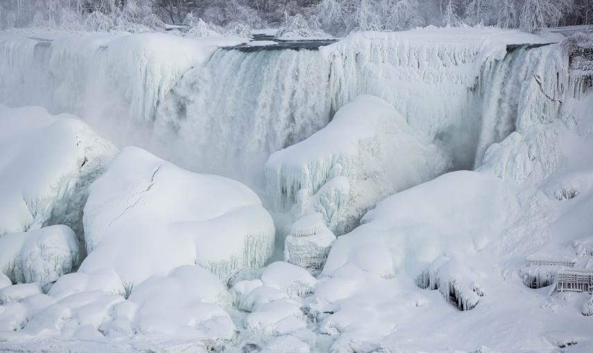 Las Cataratas del Niágara, congeladas a 14 grados bajo cero./ REUTERS