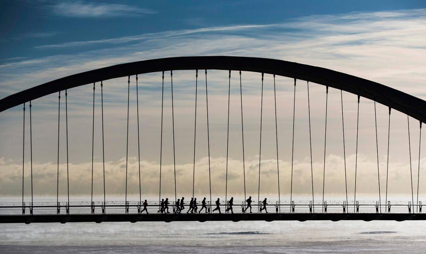 Un grupo de corredores entrena a través del puente del arco de la bahía de Himber, en Toronto, pese a las gélidas temperaturas que han llegado a alcanzar los 25 grados bajo cero. /MARCOS BLINCH (REUTERS)