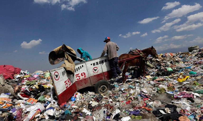 Recolectores de basura con su caballo y un carro descargan basura en el vertedero municipal de  Nezahualcóyotl, a las afueras de Ciudad de México. /HENRY ROMERO (REUTERS)