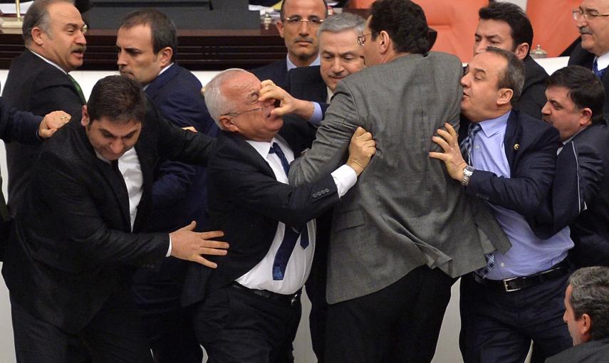 Una pelea entre legisladores del gobierno y de la oposición en el Parlamento turco en Ankara. /REUTERS/STR
