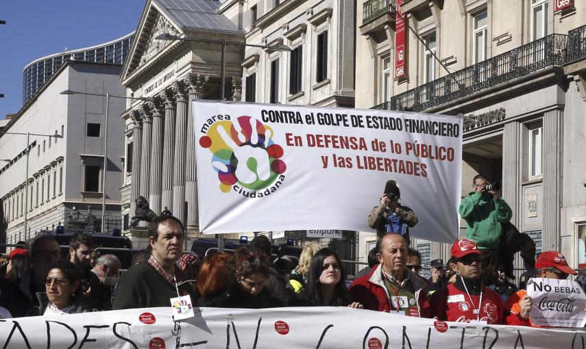 La manifestación convocada por Marea Ciudadana pasa junto al Congreso de los Diputados, en la Carrera de San Jerónimo de Madrid. EFE/Paco Campos
