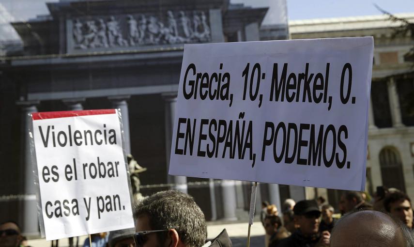 La Marea Ciudadana contra la austeridad, con lemas contra la canciller alemana Angela Merkel, pasa por delante del Museo del Prado. . EFE/Paco Campos