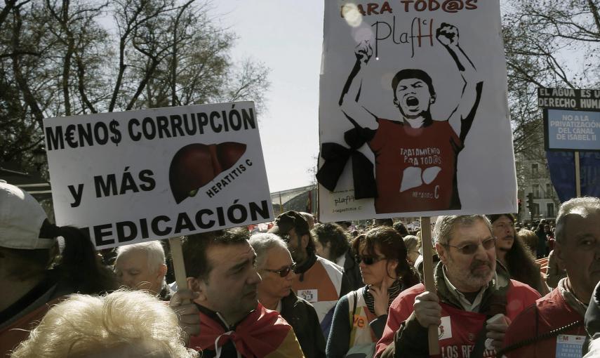 Pancartas contra la corrupción en la manifestación convocada por Marea Ciudadana Madrid bajo el lema 'Por las libertades, los derechos y los servicios públicos. Contra el golpe de estado político y económico'. EFE/Paco Campos