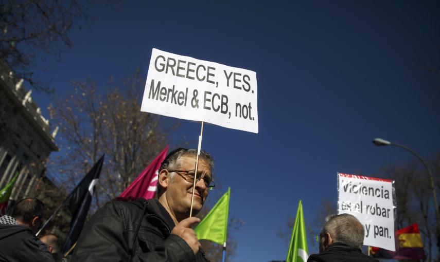 Una manifestante en Madrid con una pancarta a favor de Grecia y en contra de la canciller alemana Angela Merkel. REUTERS/Andrea Comas