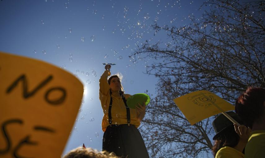 Una manifestante lanza burbujas de jabón durante la Marea Ciudadana en Madrid contra las políticas de austeridad en España y la UE.  REUTERS/Andrea Comas