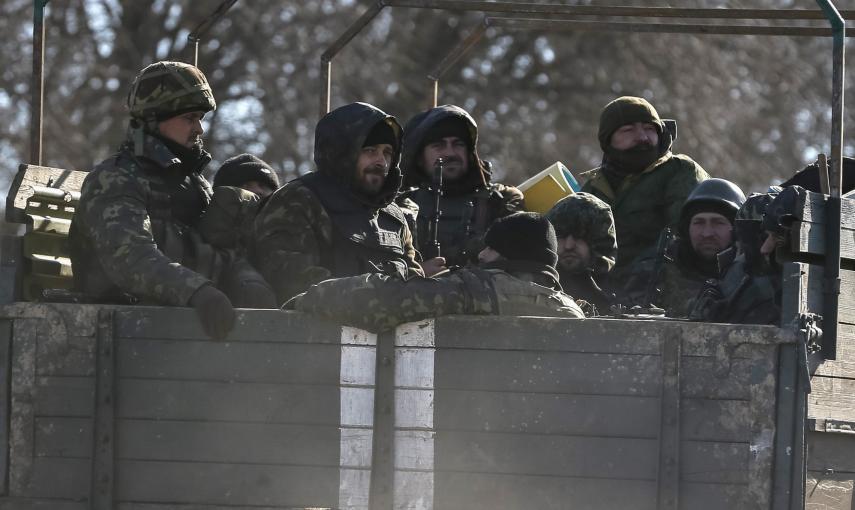 Miembros de las fuerzas armadas ucranianas en un vehículo militar en Artemivsk, este de Ukraine./REUTERS-Gleb Garanich