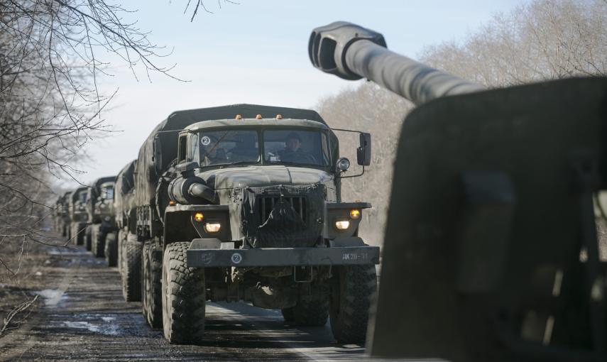 Camiones del autoproclamado Ejército de la República de Donetsk se retiran de Donetsk./ REUTERS-Baz Ratner