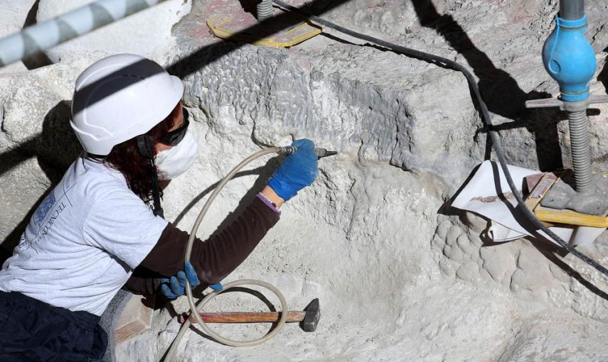 Una reastaurado trabaja en la Fontana di Trevi en Roma. EFE/Alessandro Di Meo