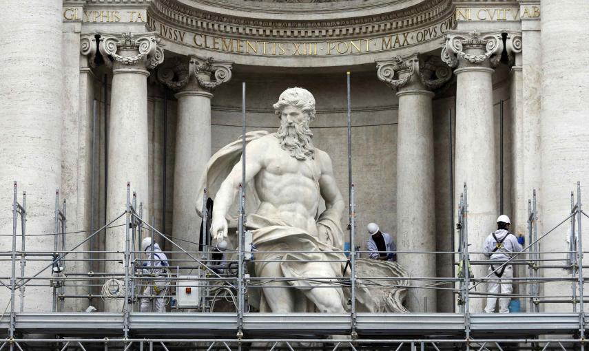 Trabajadores retiran los andamios de la parte central de la  Fontana de Trevi, en Roma. REUTERS/Tony Gentile