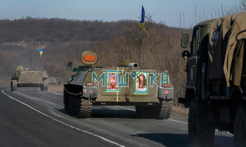 Vehículos militares de las fuerzas armadas de Ucrania, cerca de Artemmivsk, en el este de Ucrania. / GLEB GARANICH (REUTERS)