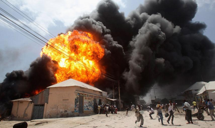 La gente huye de una explosión en una gasolinera cerca del mercado al aire libre de Bakara en Mogadiscio, la capital de Somalia. /REUTERS