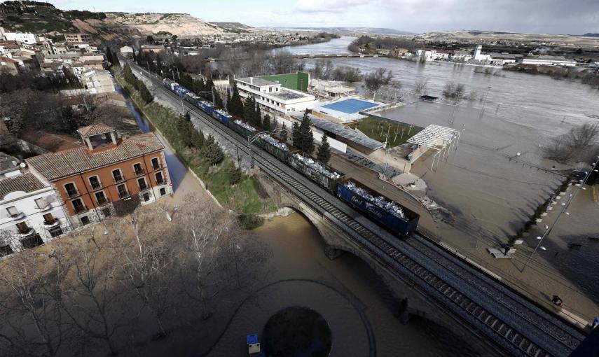 Aspecto que presenta el rio Ebro ya desbordado que entra en las calles del Casco Viejo de Tudela donde el agua ha entrado en bajeras y garajes. /Jesús Diges (EFE)