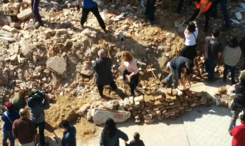 Varios vecinos y activistas han acudido este domingo reconstruir la vivienda de la calle Ofelia Nieto, 29, derribada el viernes por el Ayuntamiento de Madrid para ampliar la acera dentro de una nuevo plan urbanístico.