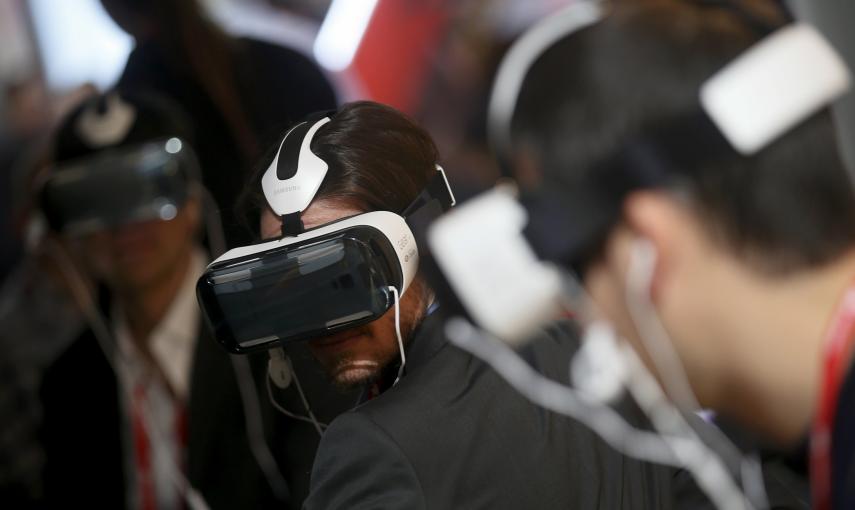 Los visitantes prueban el 'Gear VR Innovation Edition', la nueva realidad virtual de Samsung en el Mobile World Congress en Barcelona./ REUTERS