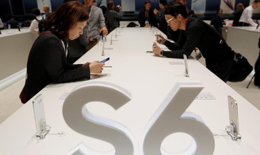 Los visitantes prueban el nuevo Samsung Galaxy 6 en el Mobile World Congress./ REUTERS