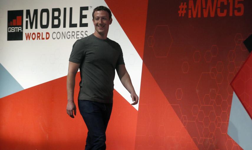 El creador de Facebook, Mark Zuckerberg, llega al Mobile World Congress en Barcelona para dar una conferencia./ REUTERS