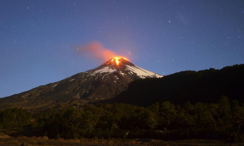 Desde Pucon, una ciudad en el sur de Santiago, los vecinos pudieron oír la explosión durante la noche del martes. Desde sus casas, han podido ver cómo el volcán no ha dejado de escupir lava./ REUTERS