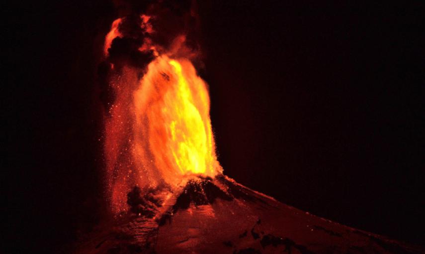 Una erupción que no ha dejado de escupir lava y bañar el cielo de ceniza con una nube de partículas que alcanza los 3 km de altura./ REUTERS