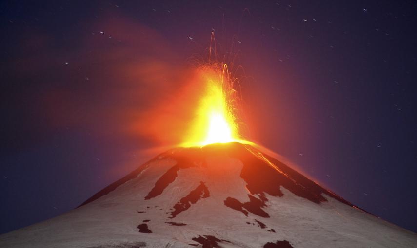 Tras 15 años sin despertar, el volcán Villarrica ha vuelto a despertar. Las localidades más cercanas se mantienen en alerta roja./ REUTERS