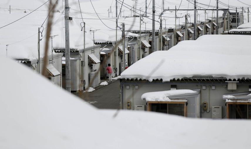 Una mujer en un complejo temporal de viviendas cubierto de nieve, que acoge a evacuados de Okuma, ciudad ubicada en la zona de exclusión junto a TEPCO./ REUTERS-Toru Hanai