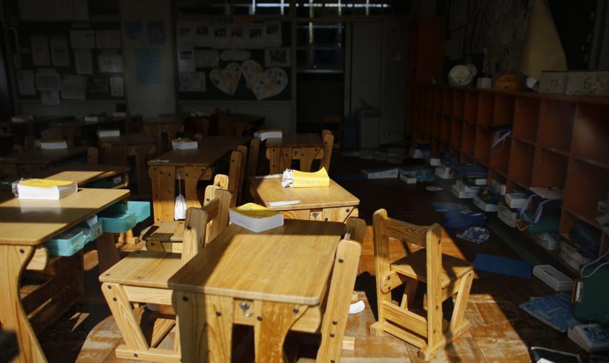 Diccionarios y libros sobre las mesas de una clase en la escuela primaria de Kumamachi, dentro de la zona de exclusión de Okuma, junto a la eléctrica TEPCO./ REUTERS-Toru Hanai