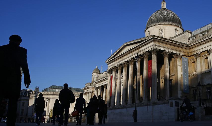 En la National Gallery de Londres también está prohibido su uso./ REUTERS