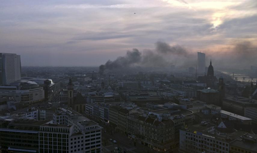 Vista panorámica del humo y restos tras los violentos enfrentamientos en la inauguración de la nueva sede del Banco Central Europeo./ REUTERS