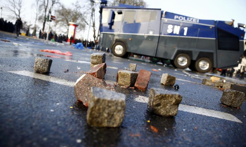 Piedras del pavimento en la carretera durante la protesta del movimiento anticapitalista por la apertura de la nueva sede del Banco Central Europeo en Frankfurt./ REUTERS-Kai Pfaffenbach