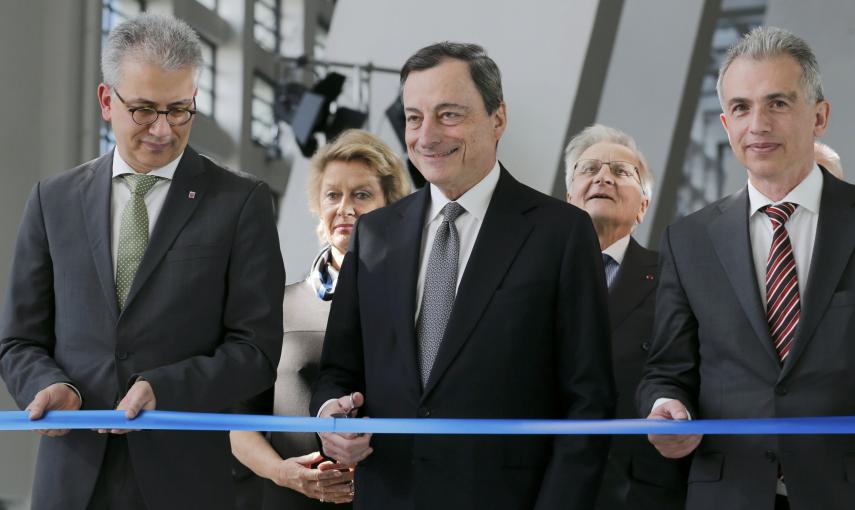 El ministro de Economía del estado federado de Hesse, Tarek Al-Wazir, del partido de Los Verdes; Mario Draghi, presidente del Banco Central Europeo, y el alcalde mayor de Francfort, el socialdemócrata Peter Feldmann inauguran la sede del BCE en Fráncfort.