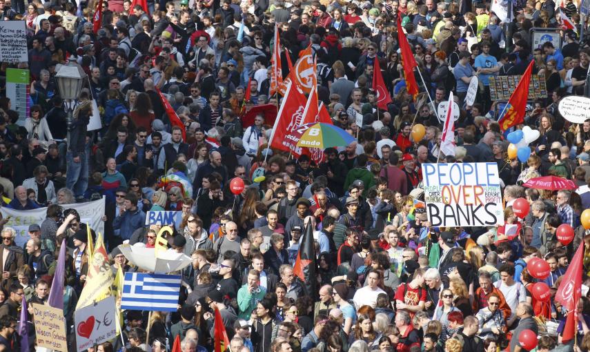 Concentración de manifestantes contra las política de la austeridad en la UE, concentrados en el centro histórico de Fráncfort, tras la inauguración de la nueva sede del BCE. REUTERS/Kai Pfaffenbach