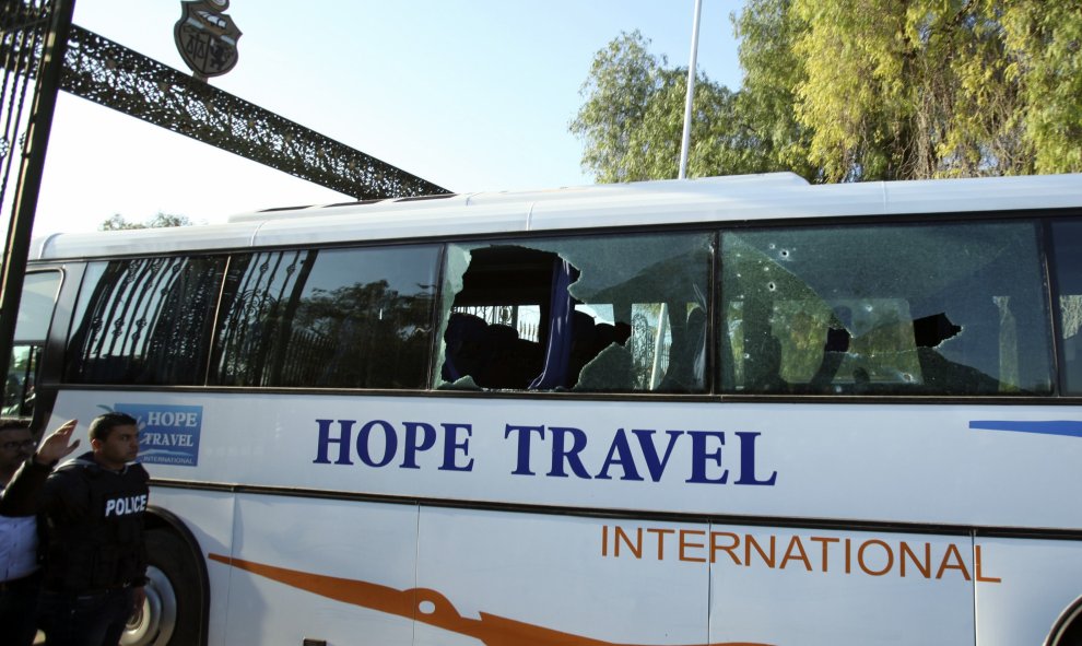 Estado del autobús turístico atacado junto al Museo del Bardo en Túnez. - REUTERS