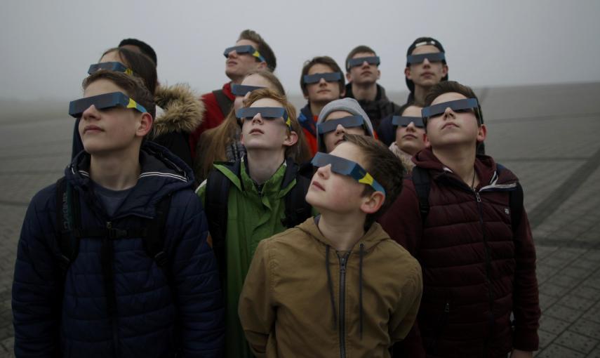 Varios jóvenes con las gafas para ver el eclipse parcial de sol en la ciudad alemana de Herten. REUTERS/Ina Fassbender