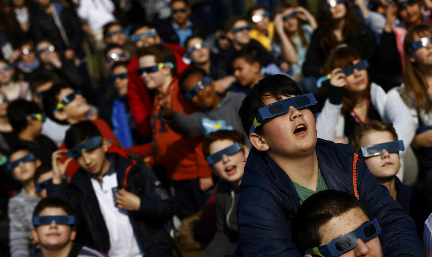 Los alumnos de un colegio alemán, con sus gafas para poder ver el eclipse parcial de sol. REUTERS/Kai Pfaffenbach