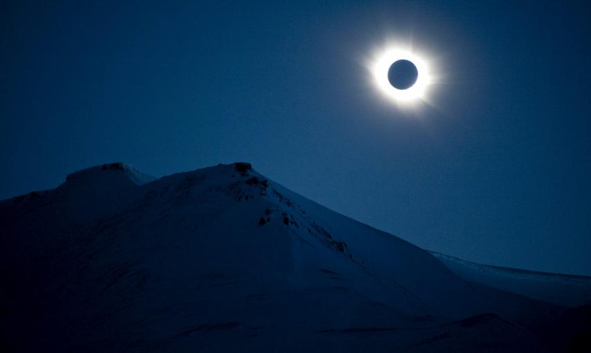 El eclipse total de sol en Noruega. REUTERS/Jon Olav Nesvold