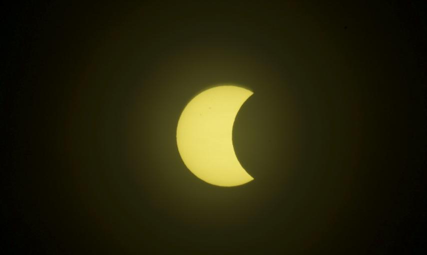 El eclipse parcial de sol, como se ha podido ver en Reikiavik (Islandia). REUTERS/Sigtryggur Ari