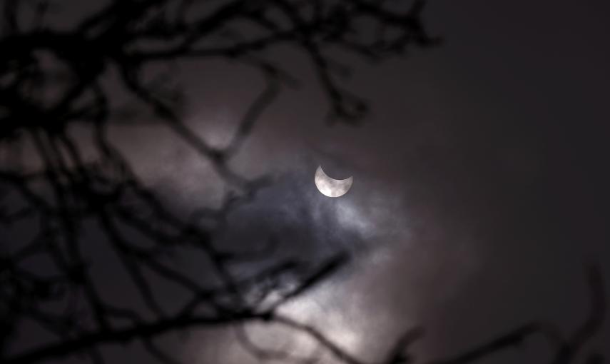 El eclipse parcial se sol, a través de las nubes en Sofía (Bulgaria). REUTERS/Stoyan Nenov