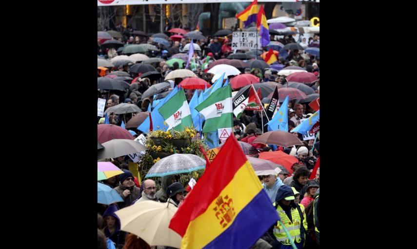 Miles de participantes en las Marchas por la Dignidad con sus paraguas han llenado la Plaza de Colón, donde han confluido las nueve columnas procedentes de todas las comunidades autónomas, para protestar contra las consecuencias de las políticas de auster