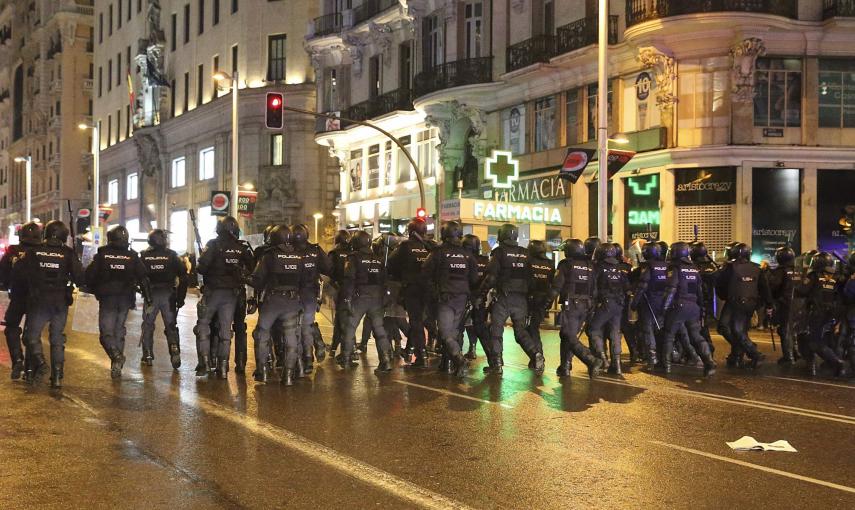 Despliegue policial en Gran Vía ante los destrozos que varios integrantes de grupos radicales han realizado en mobiliario urbano en el centro de Madrid, al término de las Marchas por la Dignidad. EFE/Ballesteros