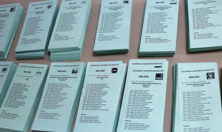 Papeletas con las candidaturas que concurren a las elecciones en Andalucía de este 22-M, en un colegio electoral de Ronda. REUTERS/Jon Nazca