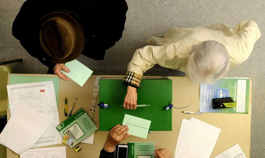 Unos ciudadanos ejercen su derecho al voto en las elecciones autonómicas para la Junta de Andalucía, hoy en un colegio sevillano. EFE/Raúl Caro