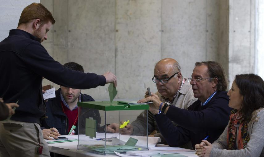 Los vecinos de la localidad de Aracena comienzan a votar a primera hora de la mañana en las elecciones autonómicas para renovar los 109 diputados del Parlamento de Andalucía.EFE/Jose Manuel Vidal